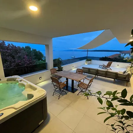 Exclusive 2 Bedroom Seafront With Jacuzzi * זבלה