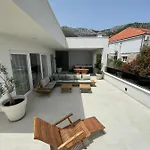 Exclusive 2 Bedroom Seafront With Jacuzzi Appartamento