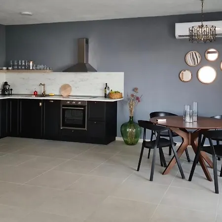 Exclusive 2 Bedroom Seafront With Jacuzzi Apartman