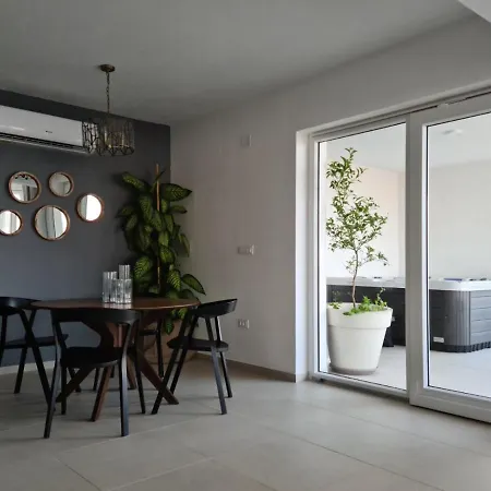 Exclusive 2 Bedroom Seafront With Jacuzzi Zavala