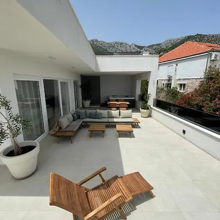 Exclusive 2 Bedroom Seafront With Jacuzzi Apartment