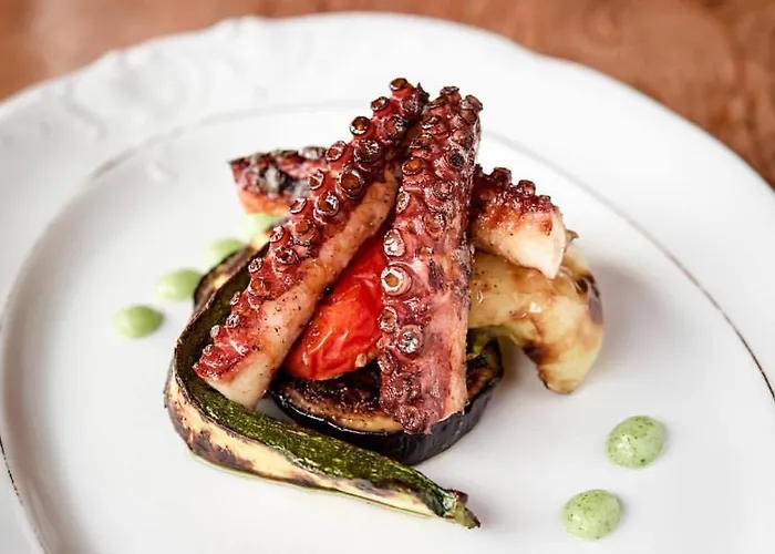 Апартаменты Exclusive 2 Bedroom Seafront With Jacuzzi