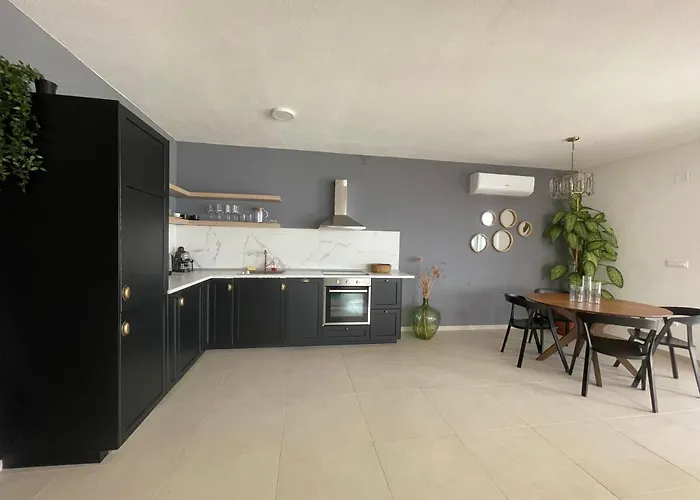 Апартаменты Exclusive 2 Bedroom Seafront With Jacuzzi