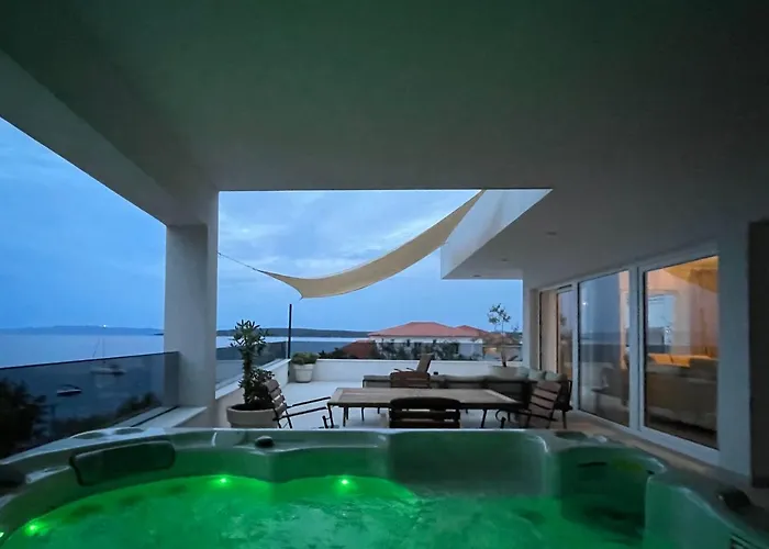 Exclusive 2 Bedroom Seafront With Jacuzzi
