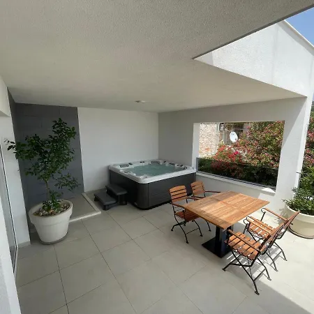 Exclusive 2 Bedroom Seafront With Jacuzzi * زافالا