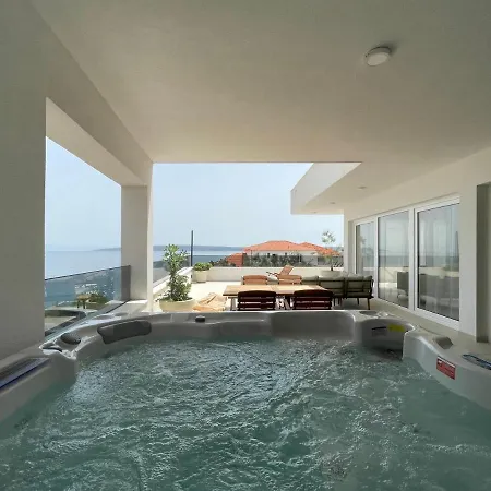 Exclusive 2 Bedroom Seafront With Jacuzzi