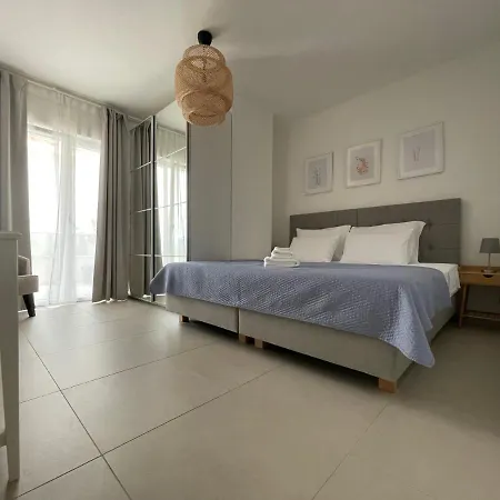 Exclusive 2 Bedroom Seafront With Jacuzzi شقة