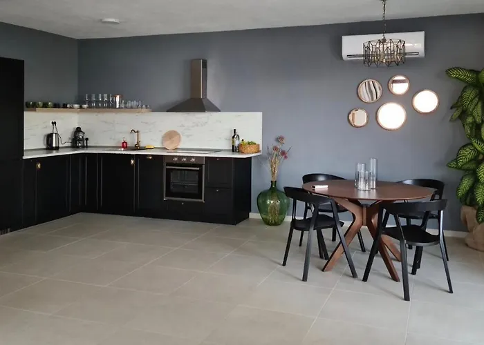Exclusive 2 Bedroom Seafront With Jacuzzi Apartamento