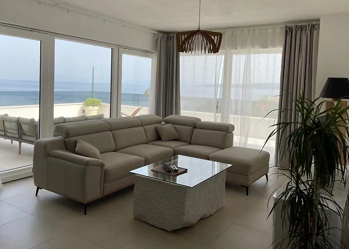 Exclusive 2 Bedroom Seafront With Jacuzzi Zavala